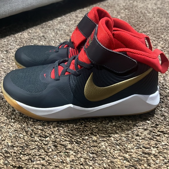 Boys Nikes - Picture 2 of 9